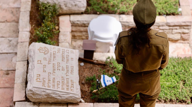 הכנות לטקס יום הזיכרון בבית עלמין צבאי (צילום: מארק ישראל סלם)