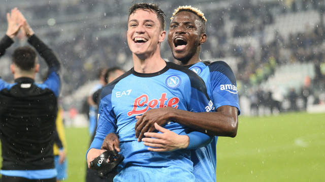 ג'אקומו רספאדורי, ויקטור אוסימן שחקני נאפולי חוגגים (צילום: רויטרס)