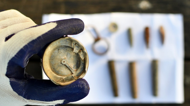 המצפן שהתגלה (צילום: יולי שוורץ, רשות העתיקות)