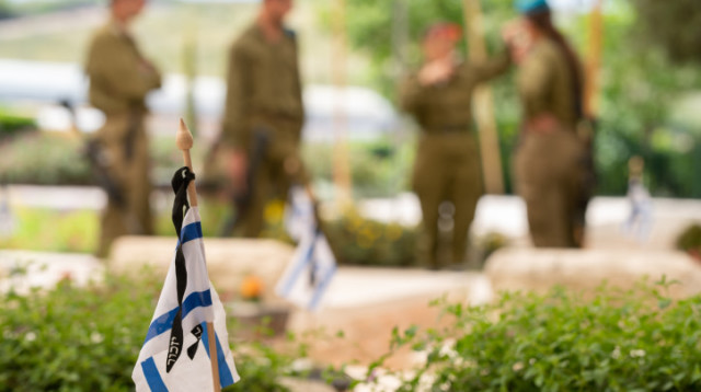 חיילים בבית עלמין צבאי ביום הזיכרון (צילום: אייל מרגולין, פלאש 90)