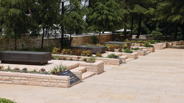 חלקת גדולי האומה בהר הרצל (צילום: מרק ישראל סלם)