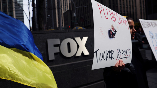 מחאה נגד טאקר קרלסון מול משרדי פוקס (צילום: REUTERS/Shannon Stapleton)