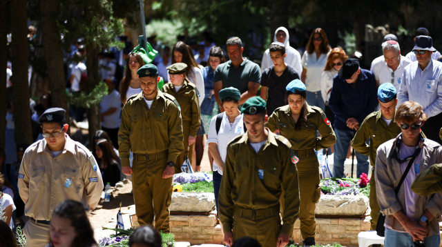 יום הזיכרון לחללי צה"ל (צילום: REUTERS/Ronen Zvulun)