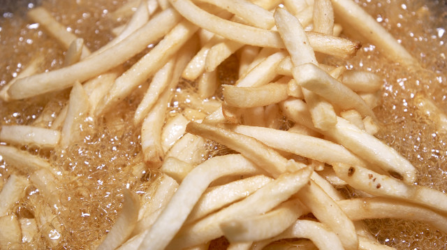 לא תאמינו מה קורה לצ'יפס במהלך הטיגון (צילום: אינג'אימג')