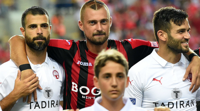 גבריאל תמאש שחקן הפועל חיפה עם חנן ממן, עדן בן בסט שחקני הפועל באר שבע (צילום: ברני ארדוב)