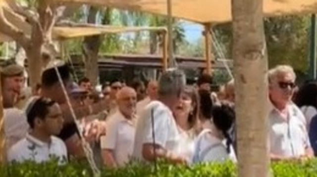 רינה מצליח בעימות בטקס יום הזיכרון בבאר שבע (צילום: פלד ארבלי, רדיו דרום)