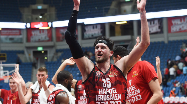 19 נקודות וניצחון קליל. זאק הנקינס (צילום: ברני ארדוב)