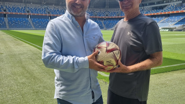 אברהם קליין בסמי עופר עם רועי מלכא, מחזיק את כדור המשחק מהמונדיאל בקטאר (צילום: ברכה בריל)