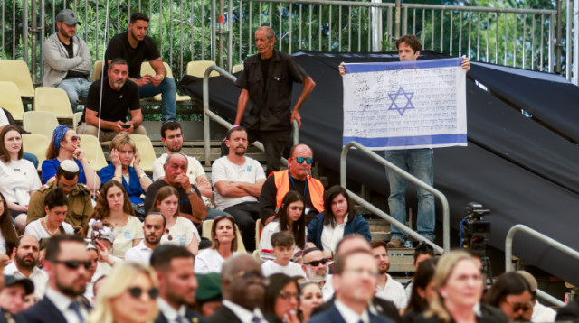 בן שכול מניף את דגל ישראל בזמן נאום נתניהו בהר הרצל (צילום:  אריק מרמור פלאש 90)