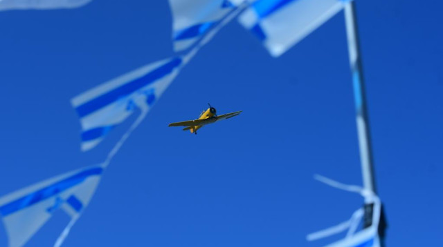 ישראלים צופים במטס יום העצמאות בתל אביב (צילום: אבשלום ששוני)