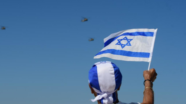 ישראלים צופים במטס יום העצמאות בתל אביב (צילום: אבשלום ששוני)