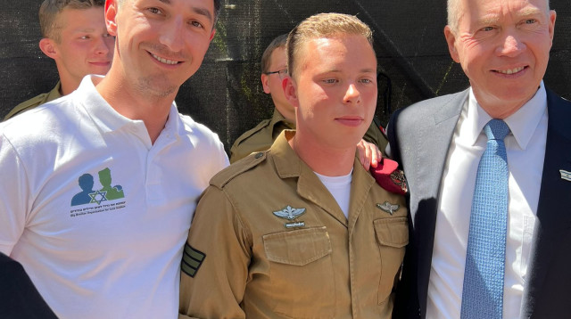 סלבה וויטלי עם שר הביטחון לאחר קבלת מצטיין נשיא (צילום: עמותת אח גדול למען חיילים בודדים)