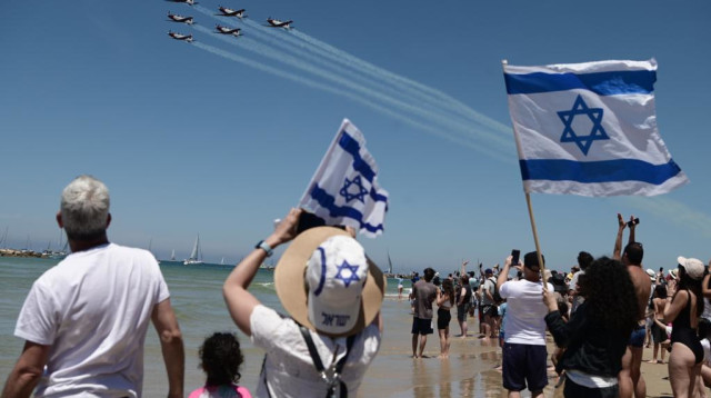 אנשים צופים במטס יום העצמאות בתל אביב (צילום: אבשלום ששוני)