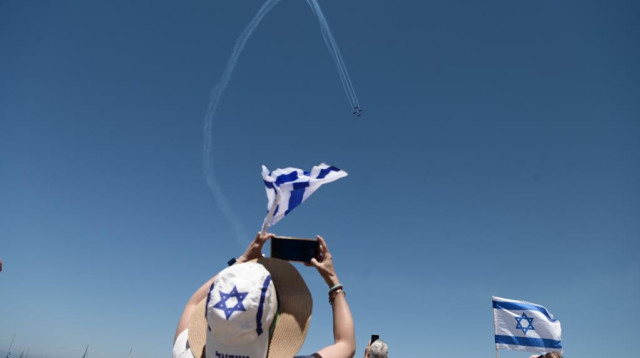 אנשים צופים במטס יום העצמאות בתל אביב (צילום: אבשלום ששוני)