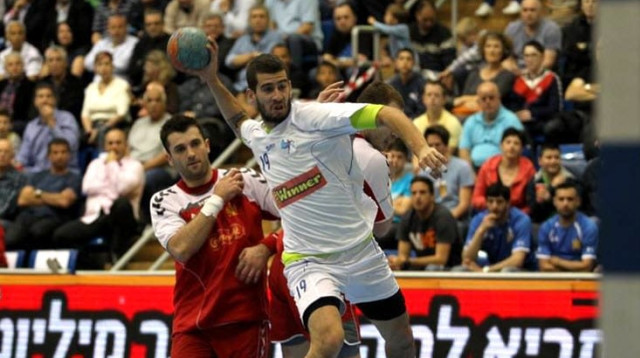 שחקן הכדוריד אריאל רוזנטל במדי נבחרת ישראל (צילום: אתר רשמי, דוד פליגל, ארכיון איגוד הכדוריד)