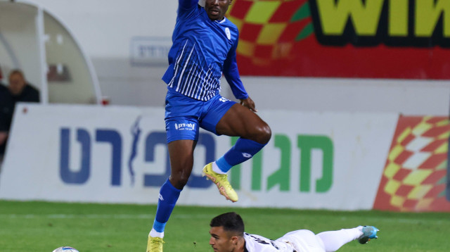 פיטר אונייקאצ'י שחקן הפועל ניר רמת השרון (צילום: דני מרון)