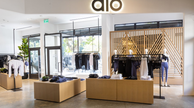 אלו יוגה בקניון עופר רמת אביב  (צילום: אבן השדה)