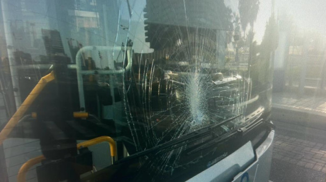 הנזק לשמשת המטרונית (צילום: דוברות המשטרה)