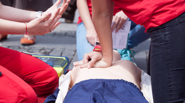 החייאה, אילוסטרציה (צילום: אינג'אימג')