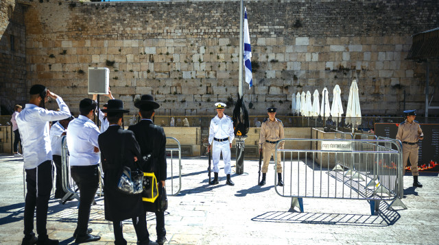 צעירים חרדים מול משמר כבוד של חיילי צהל בכותל המערבי ביום הזיכרון  (צילום: יונתן זינדל, פלאש 90)
