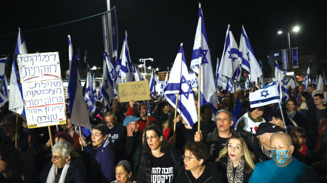 מפגינים נגד הרפורמה המשפטית מול משכן הנשיא בירושלים (צילום: נועם רבקין פנטון, פלאש 90)