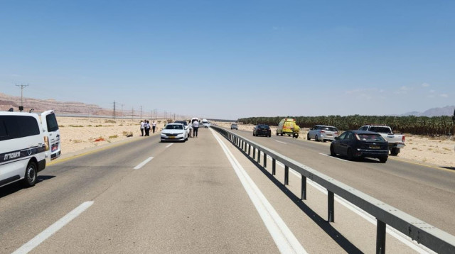 זירת התאונה בה נהרג רוכב האופניים סמוך לבאר אורה שבערבה (צילום: תיעוד מבצעי מד"א)