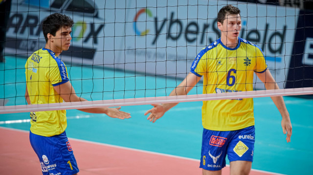 סלבה בצ'קלה (מימין) עם ארתורו איגלסיאס שחקני מכבי תל אביב כדורעף (צילום: אריאל שלום)