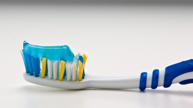 באמצעות הפעולות הללו, אנו פוגעים בשיניים שלנו (צילום: אינג'אימג')