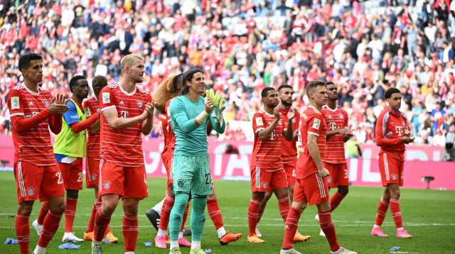 שחקני באיירן מינכן מודים לקהל (צילום: רויטרס)
