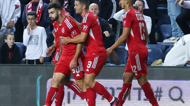 שחקני הפועל תל אביב מחבקים את כובש השער הישאם לאיוס (צילום: דני מרון)