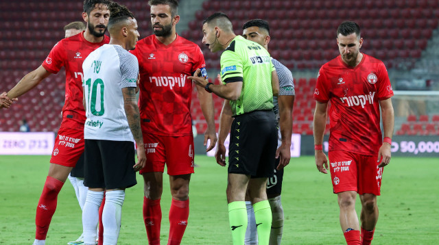 שחקני מכבי חיפה ושחקני הפועל באר שבע מתלוננים לשופט רועי ריינשרייבר (צילום: דני מרון)