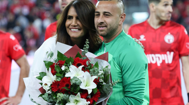 גם הפעם, אלונה ברקת העניקה זר פרחים לשחקן עבר של הפועל באר שבע. דיא סבע זכה לכבוד (צילום: דני מרון)