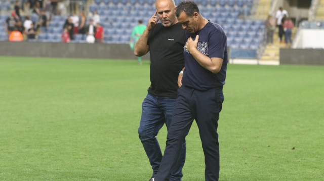 מנחם קורצקי מאמן הפועל חדרה עם המנהל המקצועי אורן גולן (צילום: שלומי גבאי)