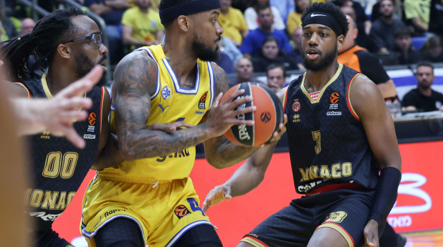 ג'ורדן לויד מונאקו לצד לורנזו בראון מכבי תל אביב (צילום: דני מרון)