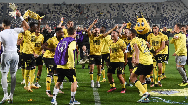 שחקני מכבי נתניה חוגגים (צילום: ברני ארדוב)