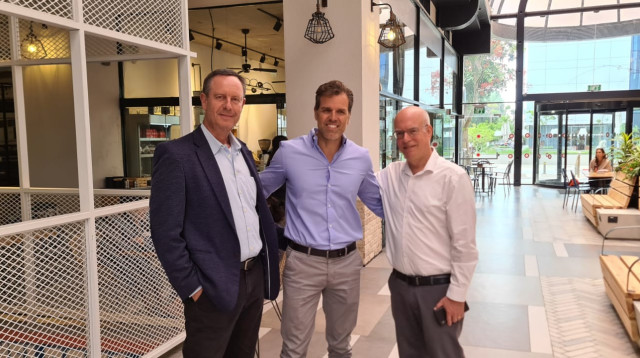 נשיא אוניברסיטת תל אביב פרופ אריאל פורת, אייל גרין מנכ"ל פארק עתידים ואופר פז פינס (צילום: יח"צ)