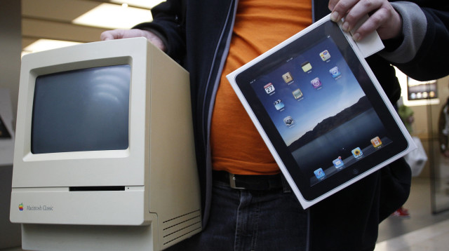 מחשב קלאסי משנות ה-90' לעומת אייפד (צילום: REUTERS/Christian Charisius)