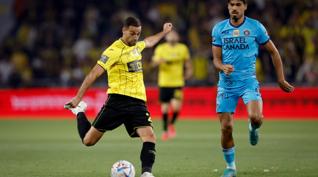 שחקן בית"ר ירושלים אבישי כהן מול שחקן מכבי תל אביב דור פרץ (צילום: מאור אלקסלסי)