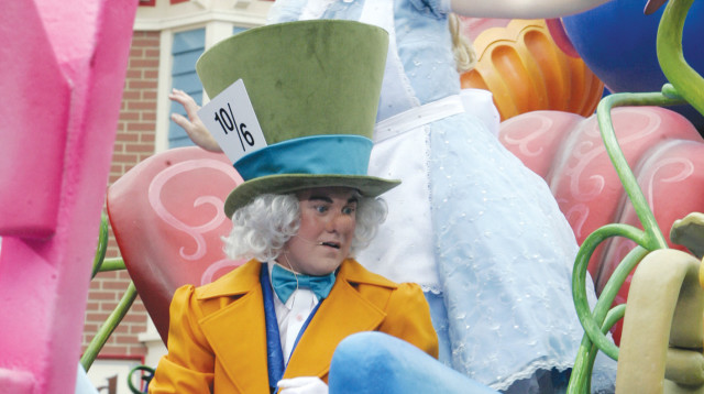 אליסה בארץ הפלאות והכובען המטורף בדיסנילנד (צילום: רויטרס)