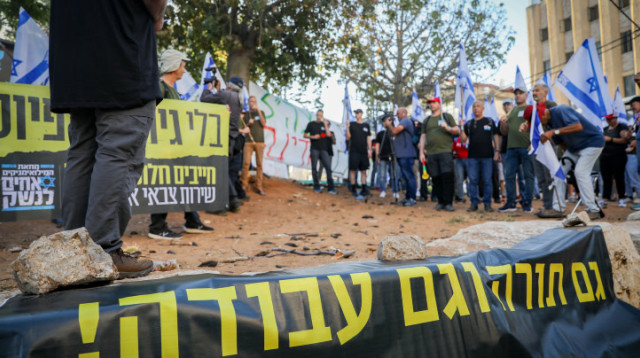 מחאת המילואמניקים בבני ברק במסגרת יום השיבוש נגד הרפורמה (צילום: פלאש 90)