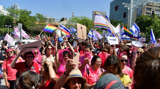חתונה ורודה מול הרבנות בתל אביב במסגרת יום השיבוש נגד הרפורמה (צילום: אבשלום ששוני)