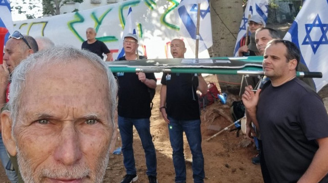 עמר בר-לב בהפגנת שיוויון בנטל (צילום: צילום מסך טוויטר)