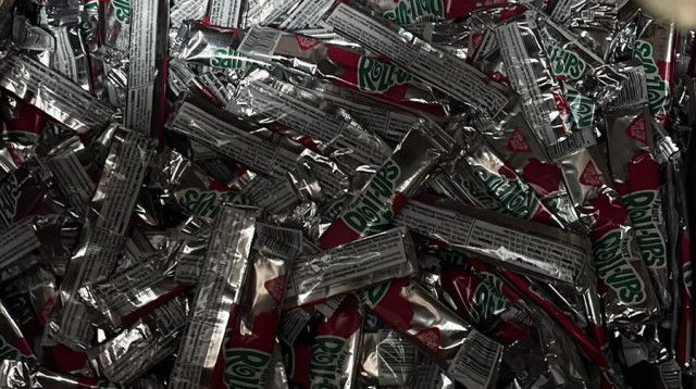 ניסיון הברחה של ממתקי ה"רול-אפ" (צילום: דוברות המשטרה)