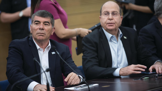 הרמטכ"לי לשעבר משה יעלון וגבי אשכנזי (צילום: הדס פרוש פלאש 90)