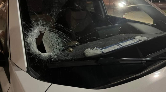 המכונית שנפגעה מיידוי אבנים בכביש 25 (צילום: פרטי)