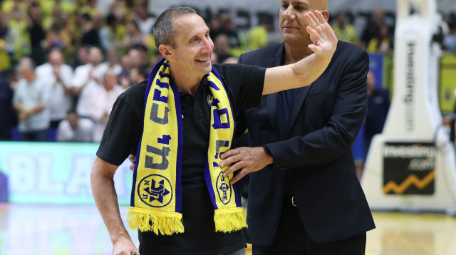 מגיע לו. בלאט הנרגש בהיכל (צילום: דני מרון)