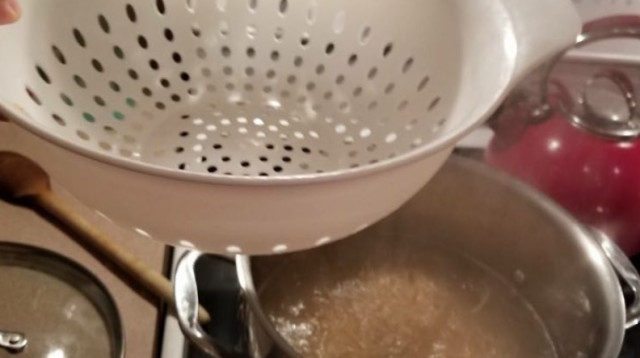 גאוני או מטופש? מה דעתכם על הטיפ לסינון פסטה? (צילום: מתוך טוויטר)