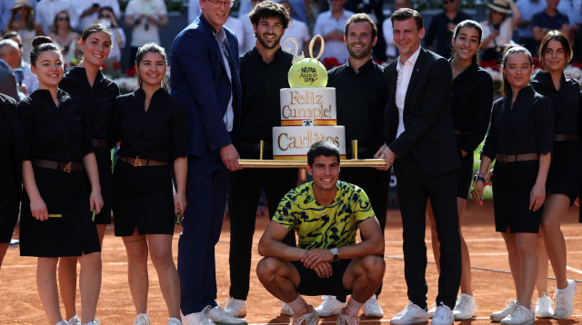 קרלוס אלקראס חוגג יום הולדת 20 אחרי ניצחון בחצי גמר טורניר מדריד (צילום: GettyImages, Pierre-Philippe MARCOU / AFP)