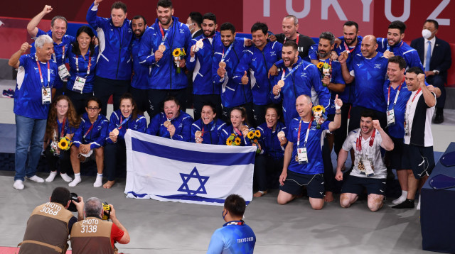 נבחרת ישראל בג'ודו חוגגת עם המדליות (צילום: רויטרס)
