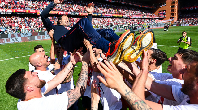 שחקני גנואה חוגגים עליית ליגה ומניפים את המאמן אלברטו ג'ילארדינו (צילום: GettyImages, Simone Arveda)